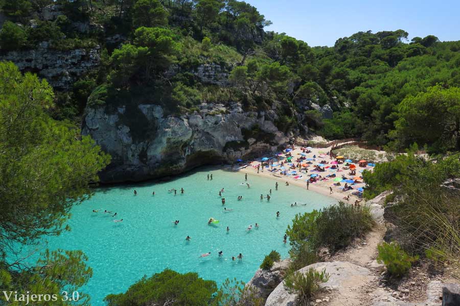 Mirador en la pequeรฑa cala Macarelleta de Menorca