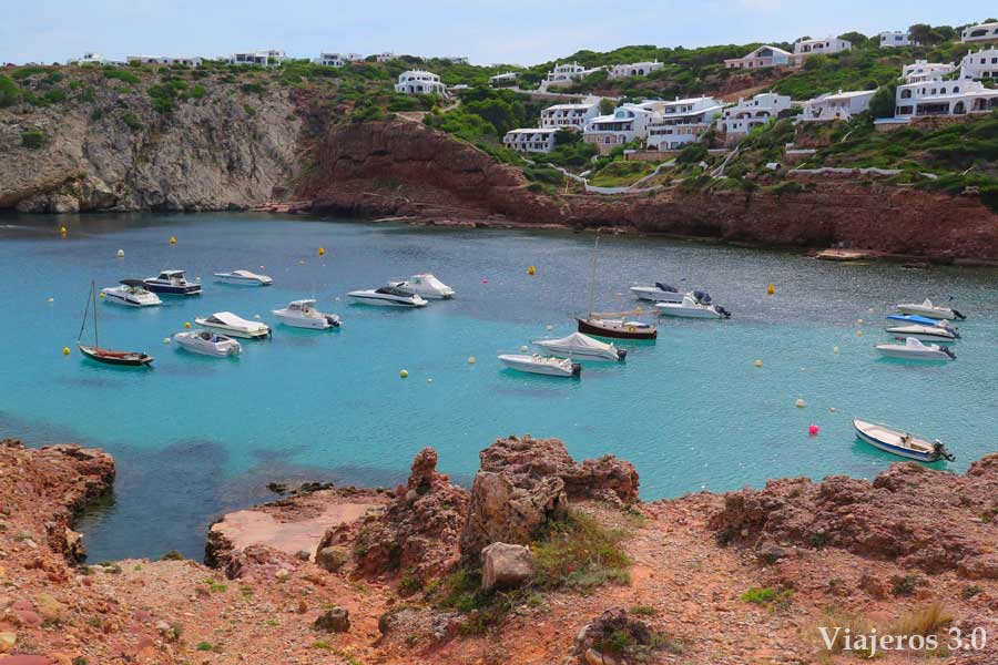 puerto y playa de Cala Morell en Menorca