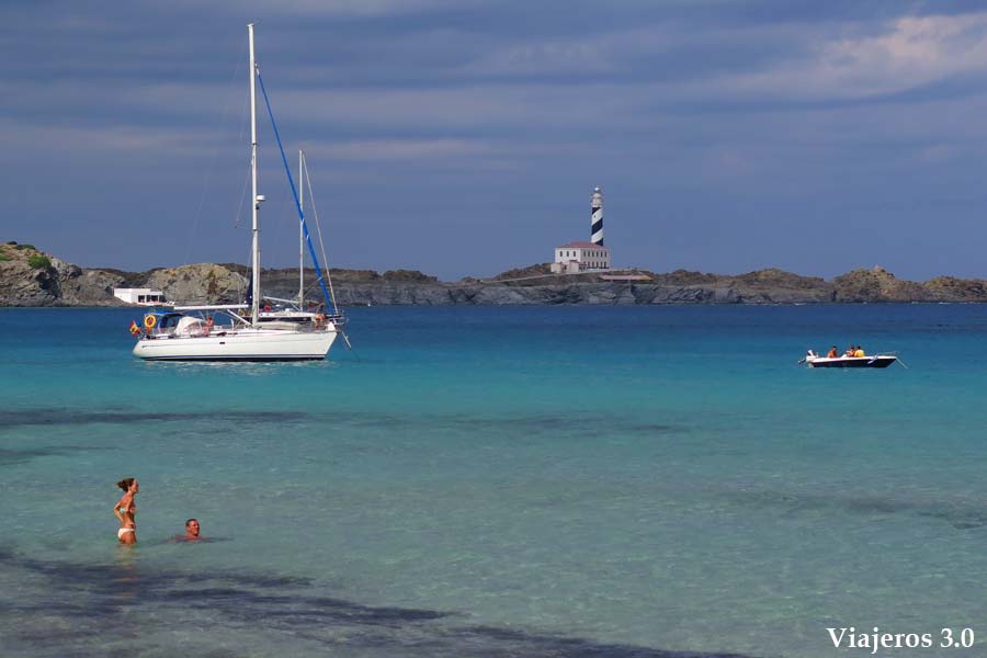 Faro de Favร ritx desde Cala Tortuga en el norte de Menorca