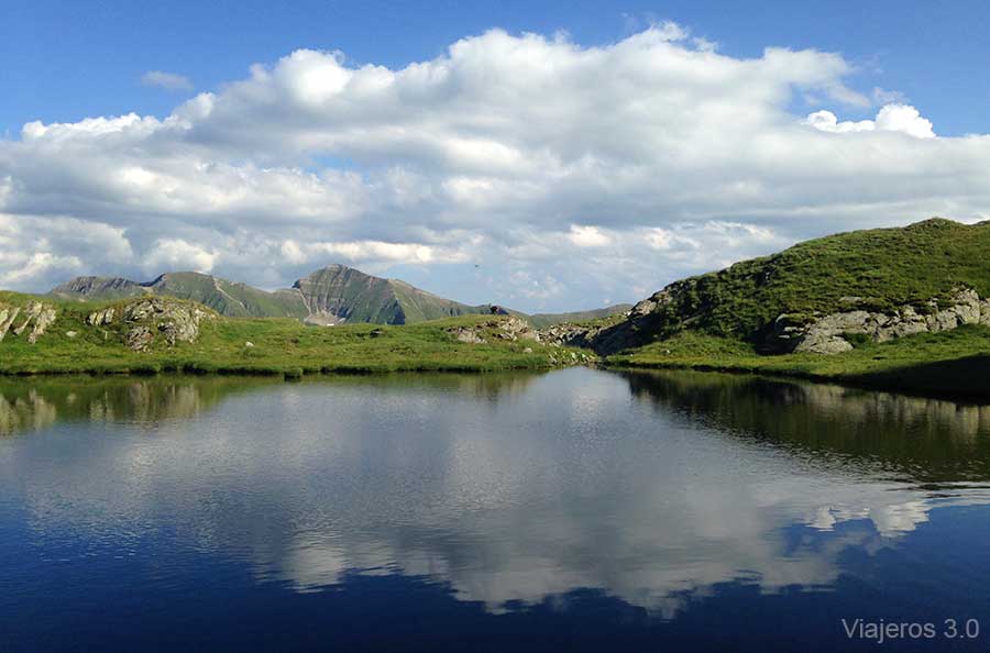 lago Capra, montañas Fagaras en Rumanía