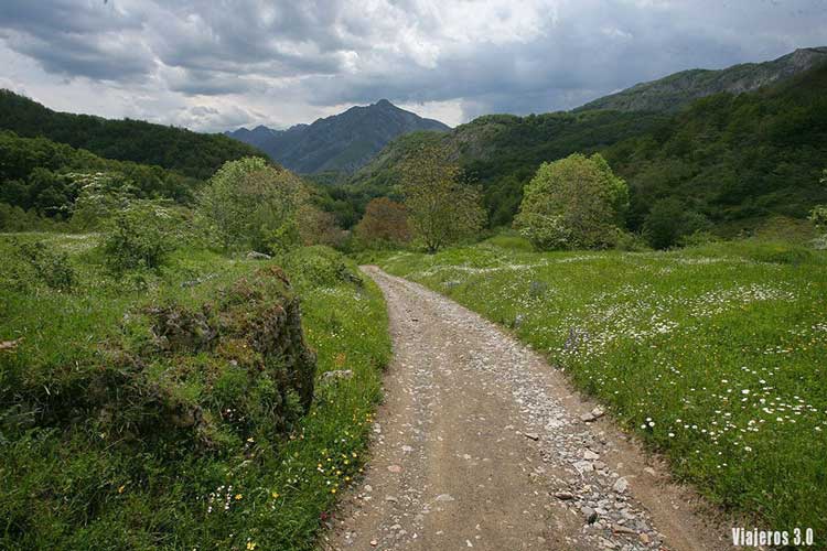 Senderismo en el Valle de Sajambre: ruta de VegabaƱo