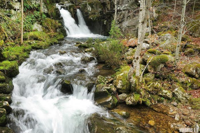 cascadas de Puente Ra en la Sierra de Cebollera