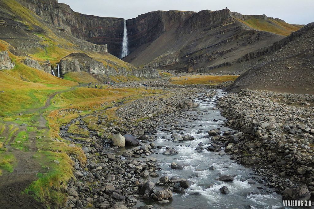 cascada de Hengifoss, ruta por Islandia en 2 semanas
