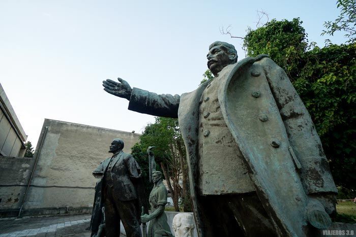 Estatuas comunistas en Tirana