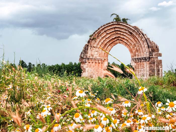 Arco de San Miguel de Mazarreros en Sasamón, Burgos
