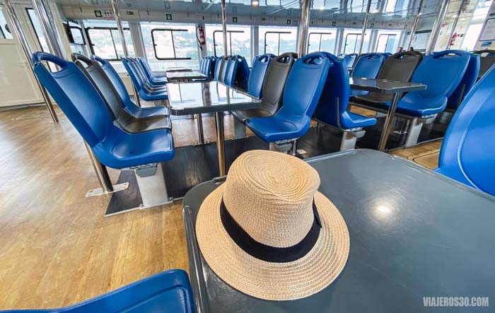 Interior del barco para llegar a la isla de Ons.