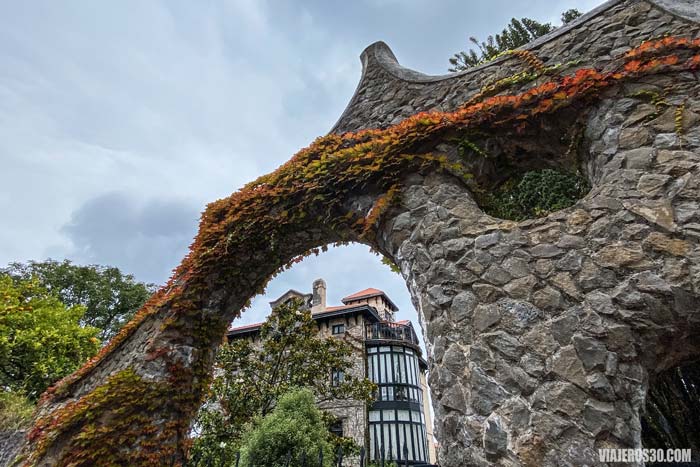 Puerta de los Pájaros de Gaudí.