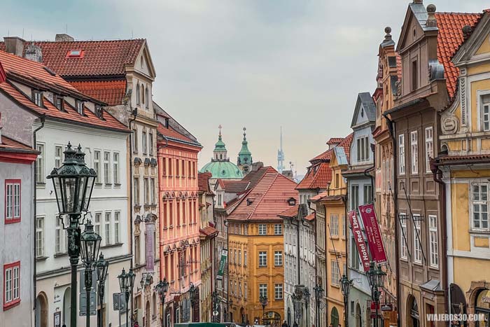 La colorida calle Nerúdova en ;Mala Strana