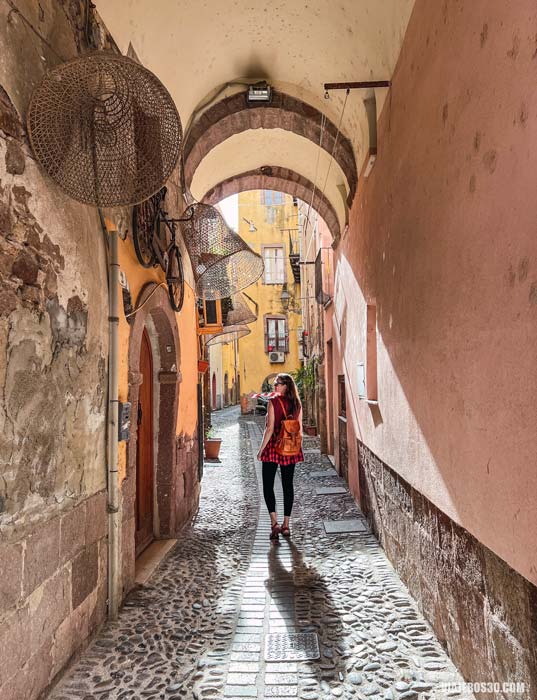 Callejuelas con encanto de Bosa en Cerdeña.