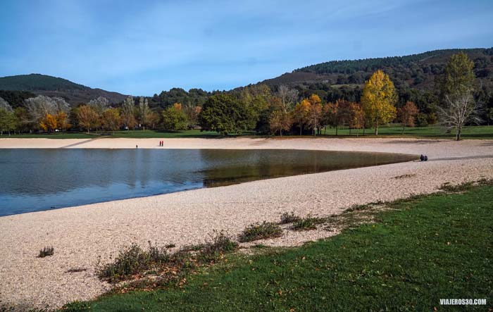 Playa en el Embalse de Ullíbarri-Gamboa