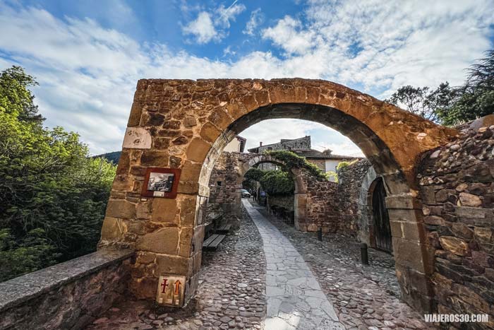 Arcos del Barrio Colgante, otro rincón precioso que ver en Potes