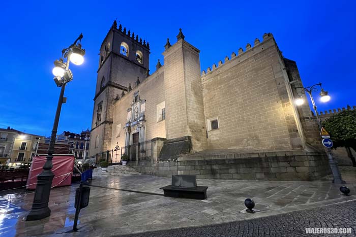 Imagen nocturna de la Catedral de Badajoz.