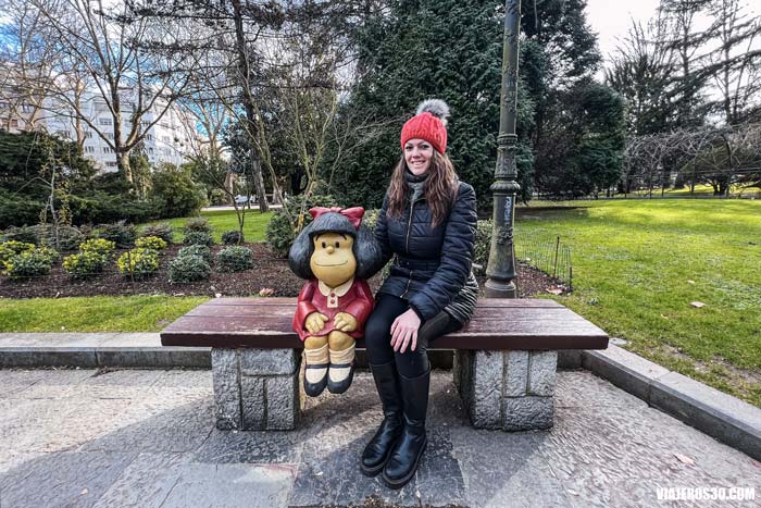 Rebeca Serna de Viajeros 3.0 junto a la estatua de Mafalda de Oviedo