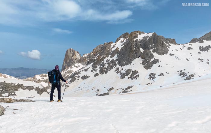 Mirador Naranjo de Bulnes: Collado de Horcados Rojos.