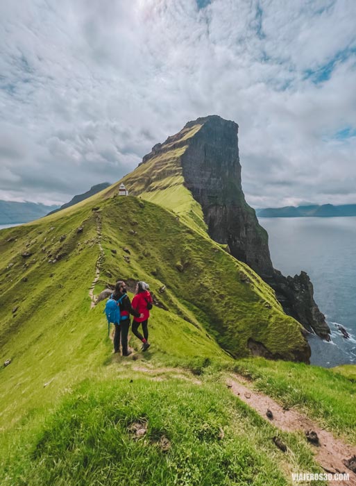 Faro de Kallur en la isla de Kalsoy