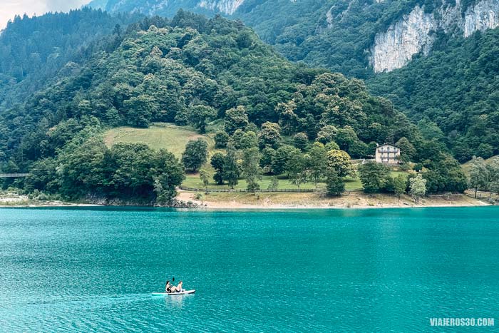 Aguas turquesa en el Lago di Tenno, Italia