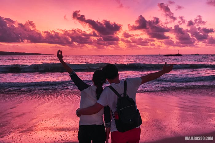 Atardecer en una playa de Bali, Indonesia.