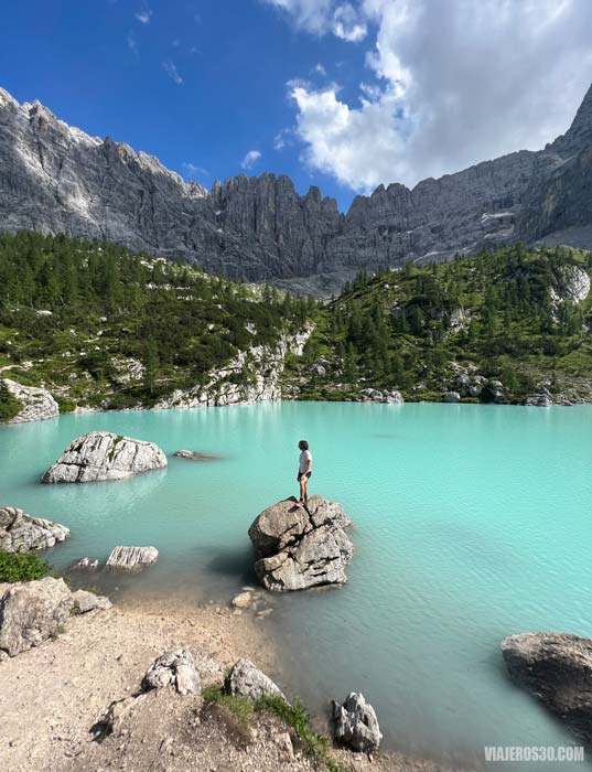 El impresionante lago Sorapis, Italia, Alpes