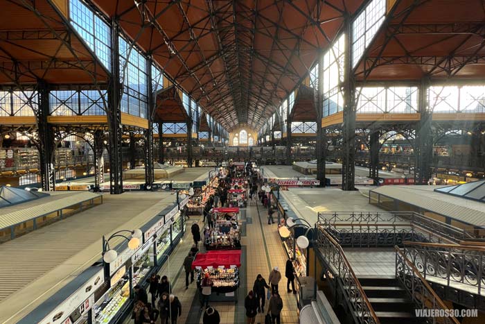 Mercadillo en Mercado Central de Budapest.