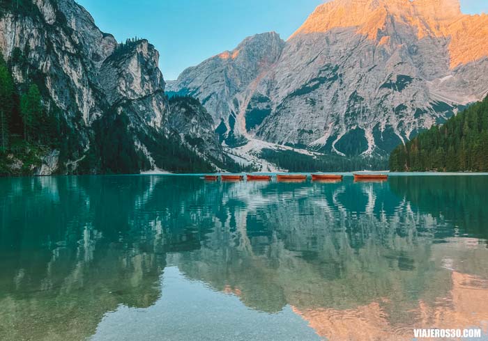 Amanecer en el Lago de Braies.