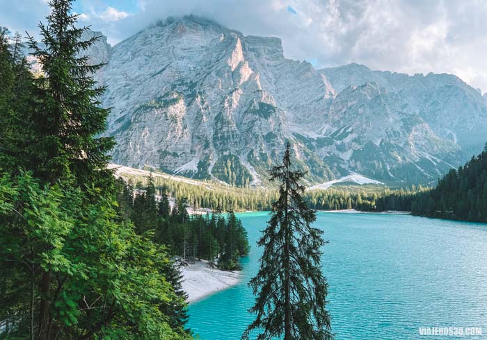 Orilla sur del Lago di Braies.