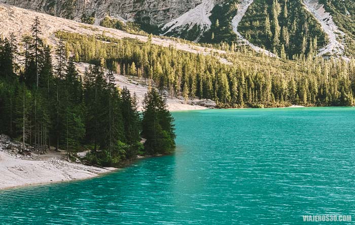 Visitar el lago de Braies en el norte de Italia.