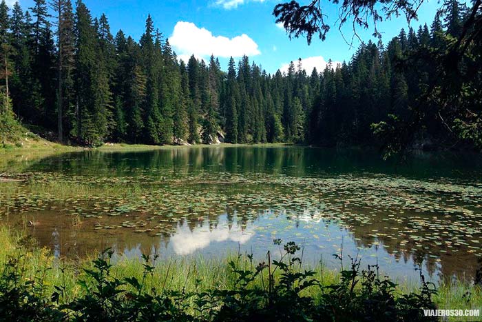 Lago Zminje en el Parque Nacional de Durmitor.