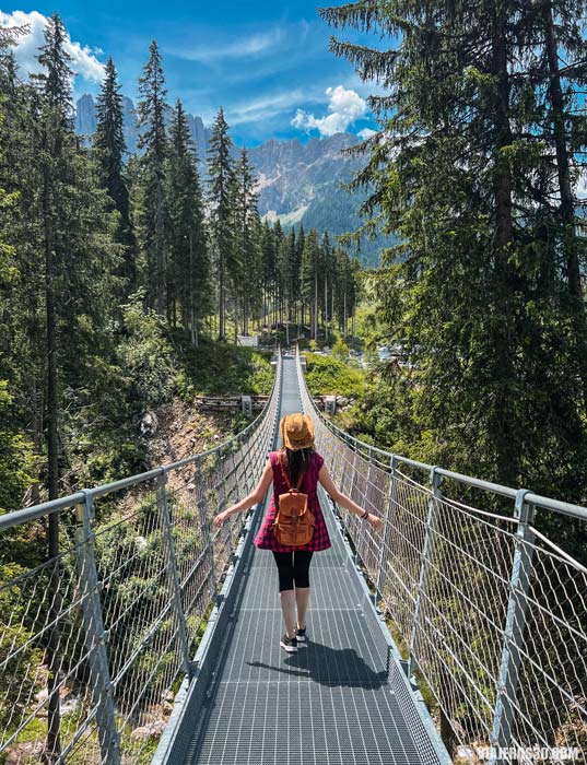 Puente colgante para visitar el lago Carezza