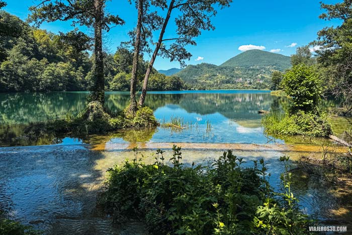 Lago Pliva en Bosnia