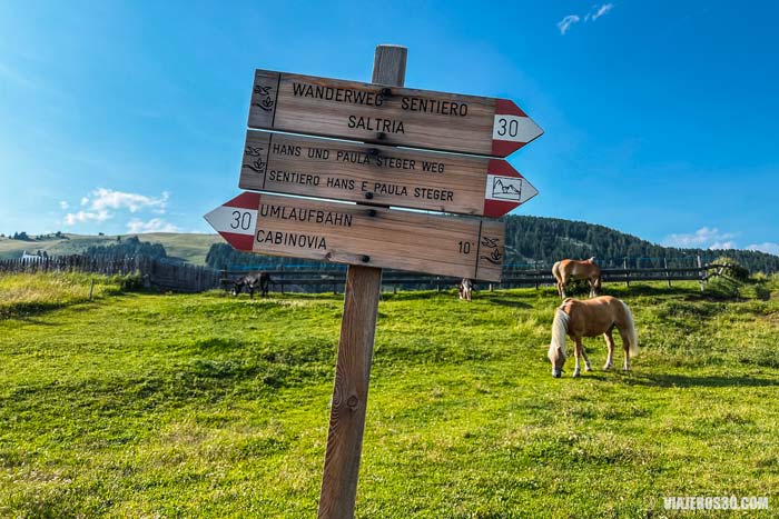 Señalizaciones en Alpe de Siusi.