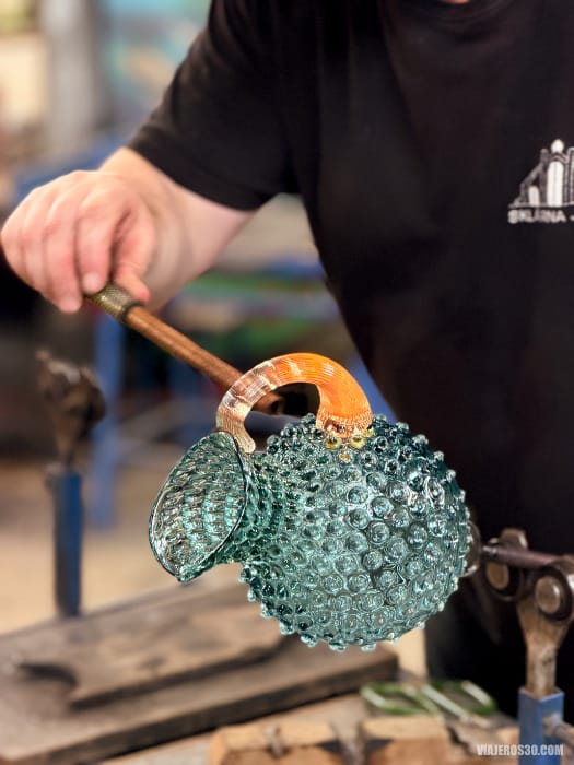 Trabajo artesano en una fabrica de cristal de Bohemia.