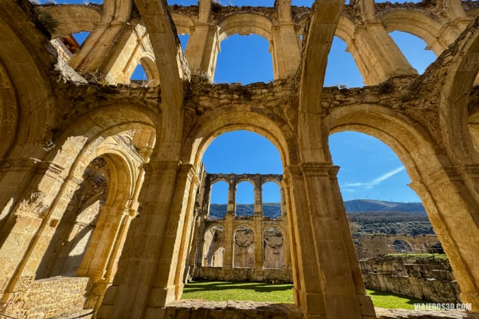 Visitar claustro del Monasterio de Rioseco en Burgos